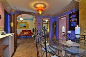 a dining room with blue walls and a glass table at Espacios Del Mundo in Carenas