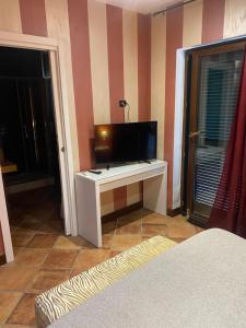 een kamer met een televisie op een tafel in een kamer bij Colle De Siena Rooms in Cassino
