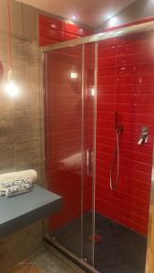 een badkamer met een douche met rode tegels bij Colle De Siena Rooms in Cassino
