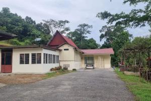 uma casa com uma entrada em frente em Teratak An Nur: A village on top of the hill em Kuala Pilah