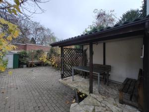 un patio con un banco bajo un pabellón en RAJ Living - 5 Room House with Terrace - 35 Min to Messe DUS, en Mönchengladbach