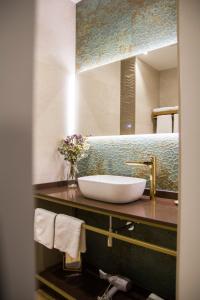 a bathroom with a sink and a mirror at Apartamentos Las Alas in Cartes