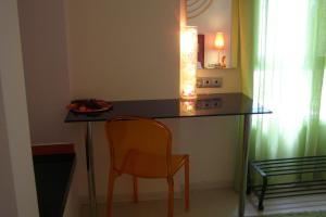 een tafel en een stoel in een kamer bij Room "frog" in a neoclasical house in Kastoria