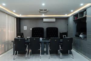 Jhelum的住宿－Premier Heights，一间会议室,配有黑椅子和桌子