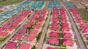 eine Luftansicht einer Reihe von Häusern mit rosa Dächern in der Unterkunft Lakeside Lodge in Apenkwa