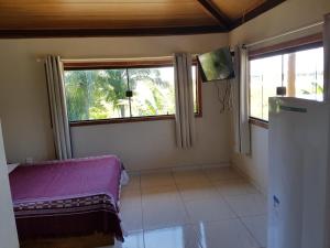 a room with a bed and a window at Pousada Casa Na Bolom in Barra Grande