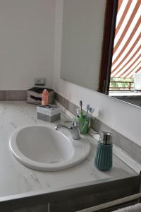un bancone del bagno con lavandino e specchio di Casa Capolino a Scauri