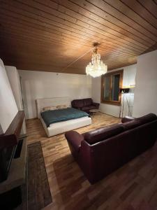 un soggiorno con letto e divano di Private room for long term rent 1000-1200CHF per month a Bolligen