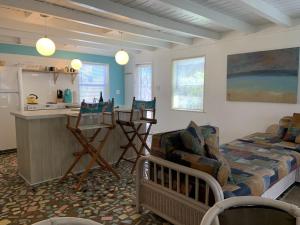 een woonkamer met een bank en een keuken bij Oleander Cottage- in the Heart of Flagler Beach and steps to the Beach! in Flagler Beach