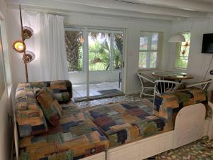 een slaapkamer met een bed en een woonkamer bij Oleander Cottage- in the Heart of Flagler Beach and steps to the Beach! in Flagler Beach