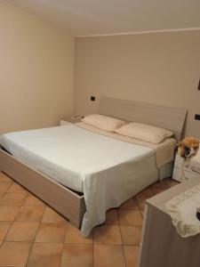 a bedroom with a large bed with white sheets at Country-House vista montagna in Foce