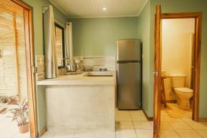 una cocina con frigorífico y fregadero en Gala Apts, en Santa Teresa Beach 80 fotos más