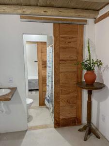 凱拉伊夫的住宿－Casinha do Rio，一间带卫生间和水槽的浴室