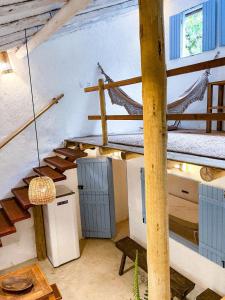 凱拉伊夫的住宿－Casinha do Rio，阁楼间设有2张双层床。