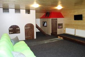 Zimmer mit Sofa und rotem Dach in der Unterkunft Chachata - Jeseníky - polosamota in Dolní Moravice
