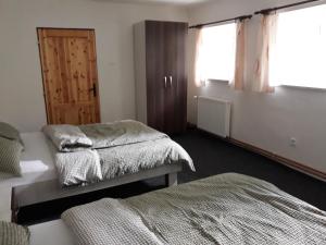 1 Schlafzimmer mit 2 Betten, einem Fenster und einer Tür in der Unterkunft Chachata - Jeseníky - polosamota in Dolní Moravice