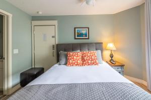 Un dormitorio con una cama grande y una lámpara. en Windtower Lodge - Canmore, en Canmore 38 fotos más