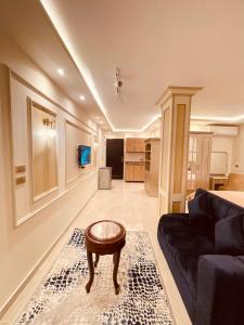salon z kanapą i stołem w obiekcie El mansour hotel apartmen 94 w mieście Al-Mansura