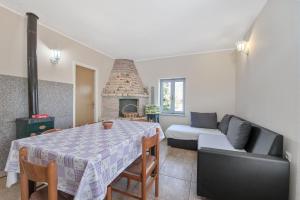 ein Wohnzimmer mit einem Tisch und einem Kamin in der Unterkunft House Mirta in Pašman