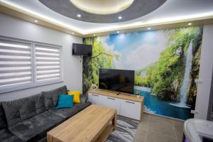 uma sala de estar com uma grande pintura na parede em Lux Apartment jacuzzi - Mermer Brkić 