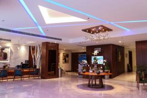 The Seven Hotel في المنامة: لوبي مع طاولة وكراسي في مبنى
