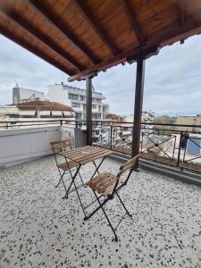 - deux chaises et une table sur le toit dans l'établissement Apartment in the heart of the city 5Β, à Larissa
