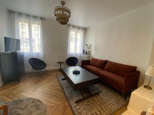 - un salon avec un canapé et une table dans l'établissement La Contemporaine - Belle maison en triplex - 058, à Rouen