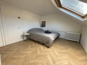 - une chambre avec un lit, une fenêtre et du parquet dans l'établissement La Contemporaine - Belle maison en triplex - 058, à Rouen