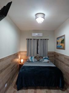 - une chambre avec un grand lit dans l'établissement Pousada Morena Raiz, à Ubatuba