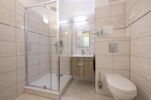 łazienka z prysznicem, toaletą i umywalką w obiekcie Apartman In City Szombathely **** w mieście Szombathely