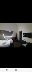 um quarto de hotel com uma cama e uma mesa em Galleria San Giorgio em Gênova