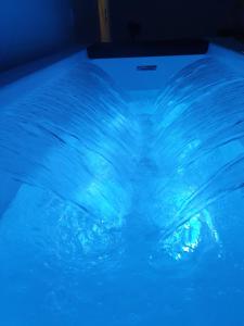 a close up of a pool of blue water at LM newstyle SPA ciné in Dugny