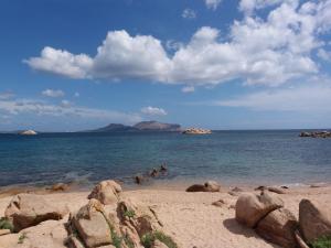 サッサリにあるI Due Ciuchini Sardiniaの岩の海岸、山の海