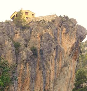 una casa al lado de una montaña en Casas Rurales Mirador del Rio Zumeta, en Santiago de la Espada