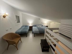 sypialnia z 2 łóżkami i balkonem z łóżkiem. w obiekcie Chalet del mare w mieście Cervia