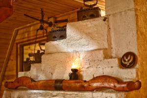 una salchicha en una pared de piedra con una vela en Catunu’ lui Emil en Cărbuneşti