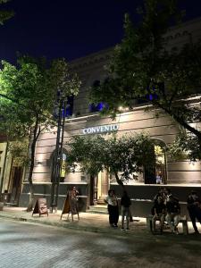 un grupo de personas de pie en frente de una tienda en Departamento en el corazón de Guemes! en Córdoba