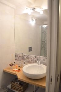 bagno con lavandino e specchio di Domu 600 - Suite mini appartamento Cagliari centro storico a Cagliari