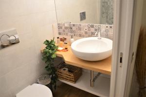 bagno con lavandino e servizi igienici di Domu 600 - Suite mini appartamento Cagliari centro storico a Cagliari