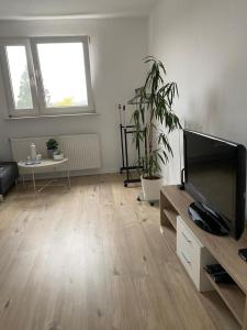 uma sala de estar com uma grande televisão de ecrã plano em Tolle Ferienwohnung 34 qm Netflix Prime em Bochum