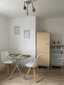 uma cozinha com uma mesa, 2 cadeiras e um frigorífico em Tolle Ferienwohnung 34 qm Netflix Prime em Bochum