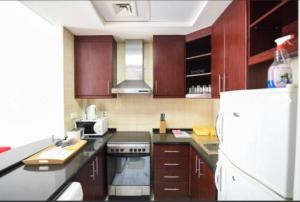 Kuchyň nebo kuchyňský kout v ubytování Amazing Dubai Studio