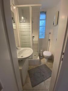 uma casa de banho com um lavatório e um WC em Tolle Ferienwohnung 34 qm Netflix Prime em Bochum