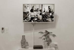 ミアミ・プラトーヤにあるSunrise Estudio Picasso, con vistas jardín y marの鏡と棚の上の植物のある部屋