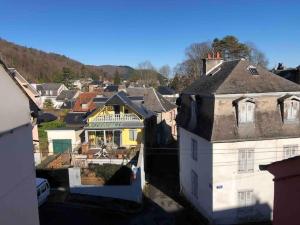 - une vue aérienne sur une ville avec des maisons dans l'établissement Joli appartement avec terrasse et jardin - vue sur montagne, à Bagnères-de-Bigorre