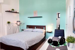 1 dormitorio con cama y pared azul en Lucca 22 en Milán