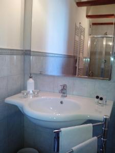 Kylpyhuone majoituspaikassa La Fusarella Villa Santoro