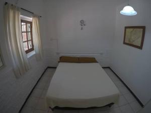 Habitación con cama en habitación con ventana en Depto. próximo al Centro y Rio San Antonio en Villa Carlos Paz