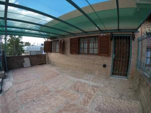 un patio con toldo en la parte superior de un edificio en Depto. próximo al Centro y Rio San Antonio en Villa Carlos Paz