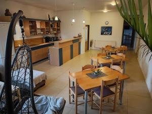 une salle à manger avec des tables, une cuisine et une cuisine dans l'établissement Penzion Kelčany u Kyjova, à Kelčany
